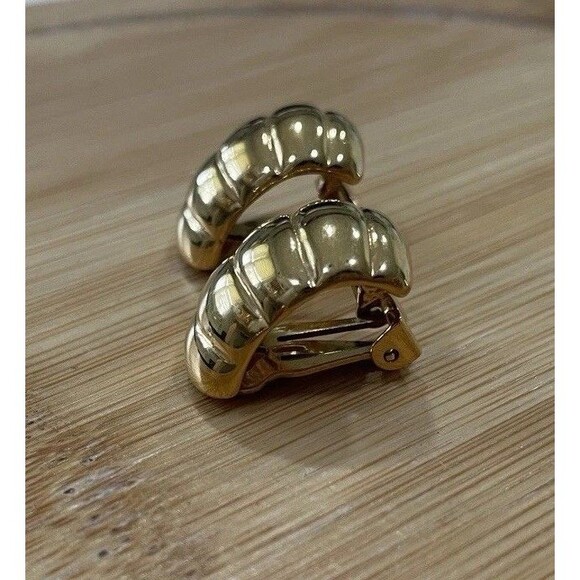 Vintage Gold-Tone Clip-On Earrings Ribbed Shrimp Dome Huggies Design Luxe - Picture 2 of 6